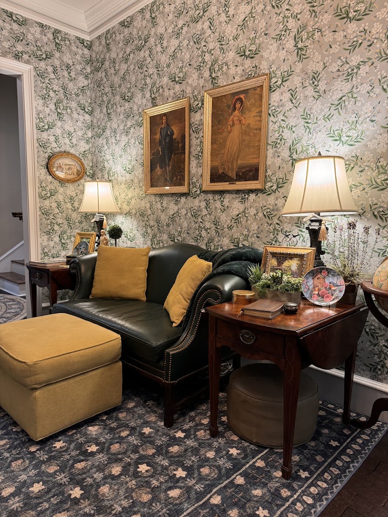 Evans Auction & Estate Sales / Queen Bee
